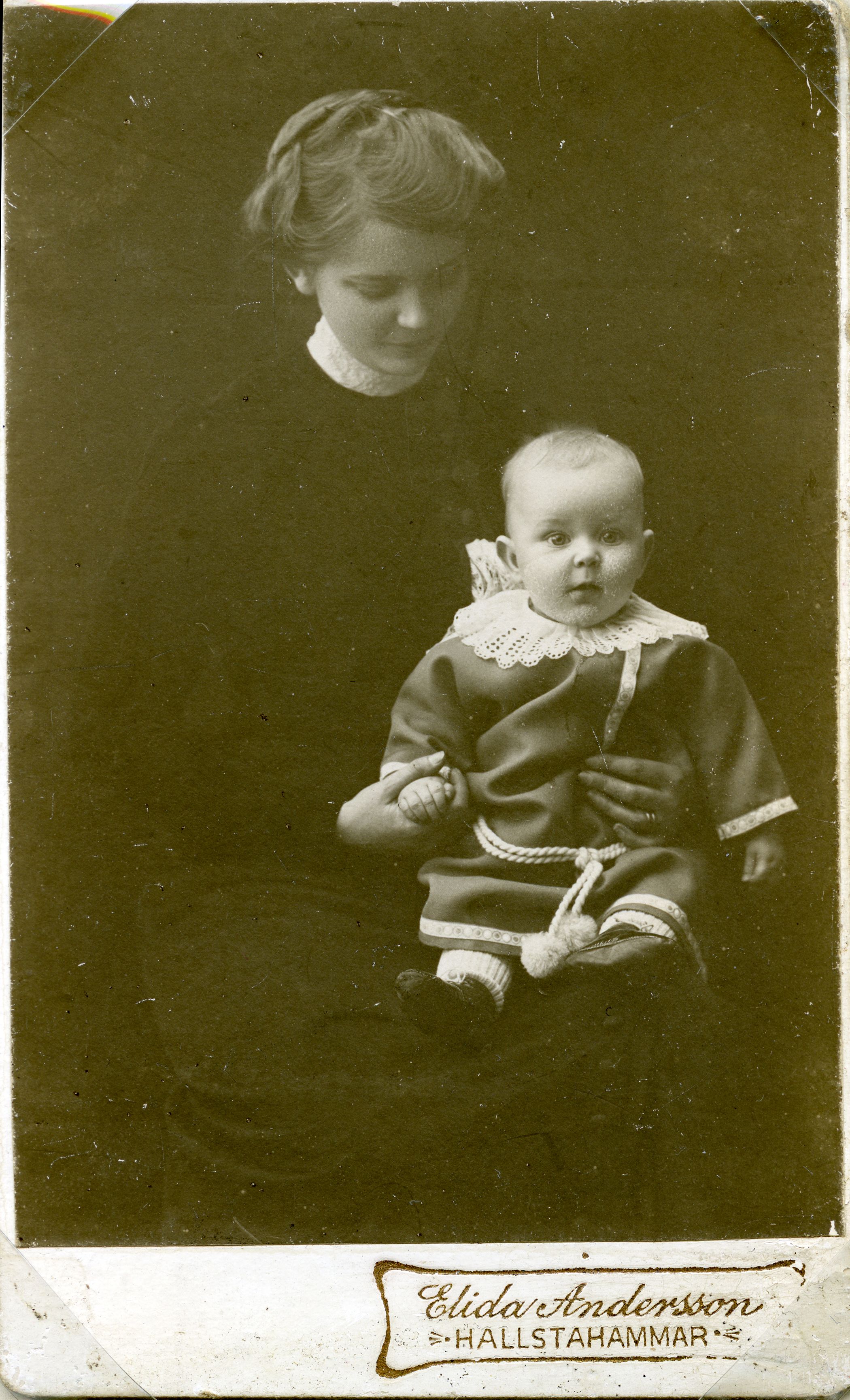 Porträttbild på kvinna med baby