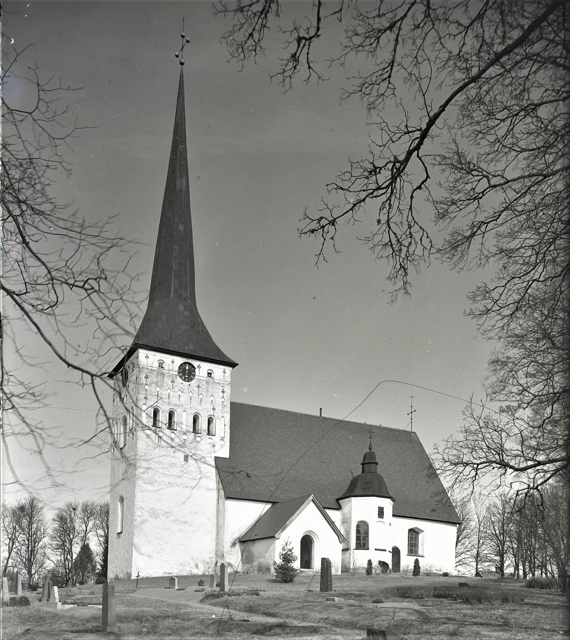 Vit kyrkbyggnad.