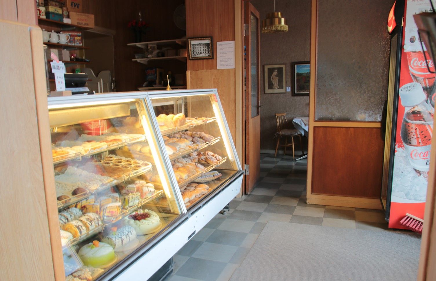 Kyldisk med bakelser på ett café i retrostil.