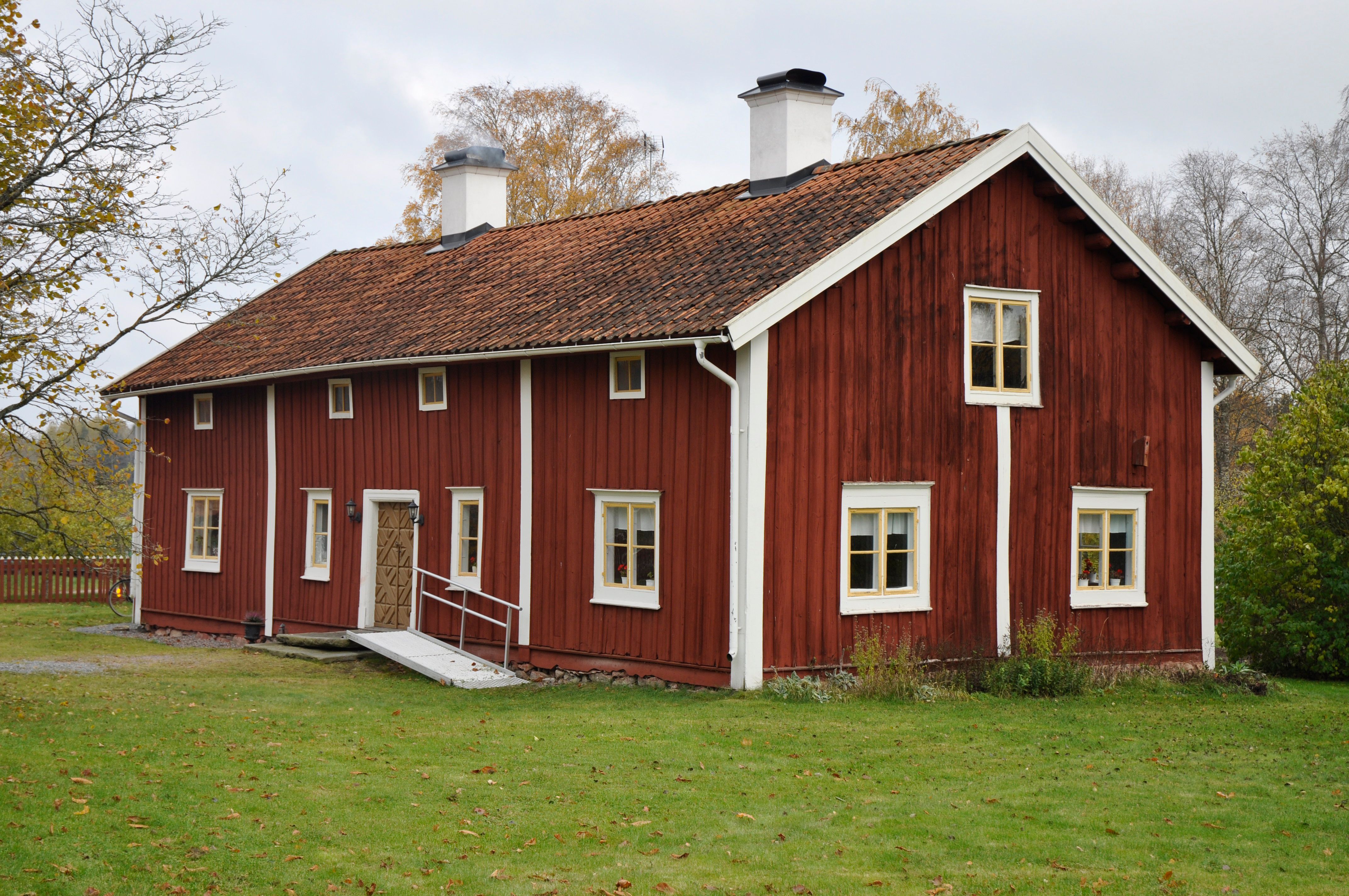 Faluröd träbyggnad med tegeltak