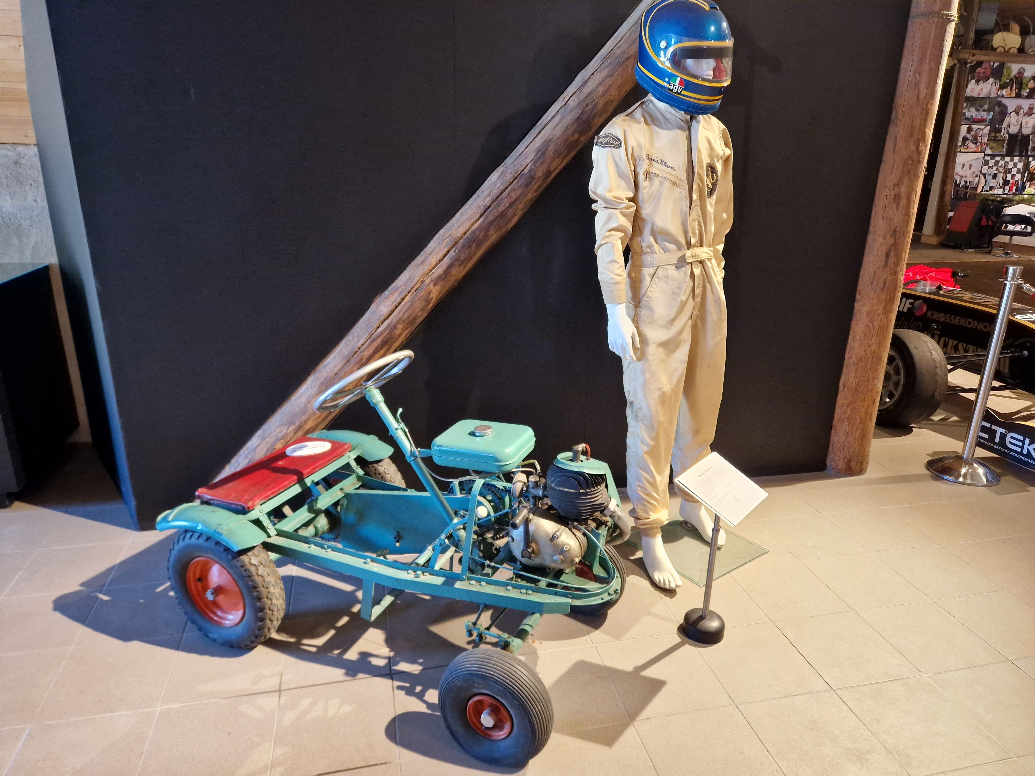 Bilen visar en docka förställande racerföraren Ronnie Peterson med sin första bil en liten go-kart.