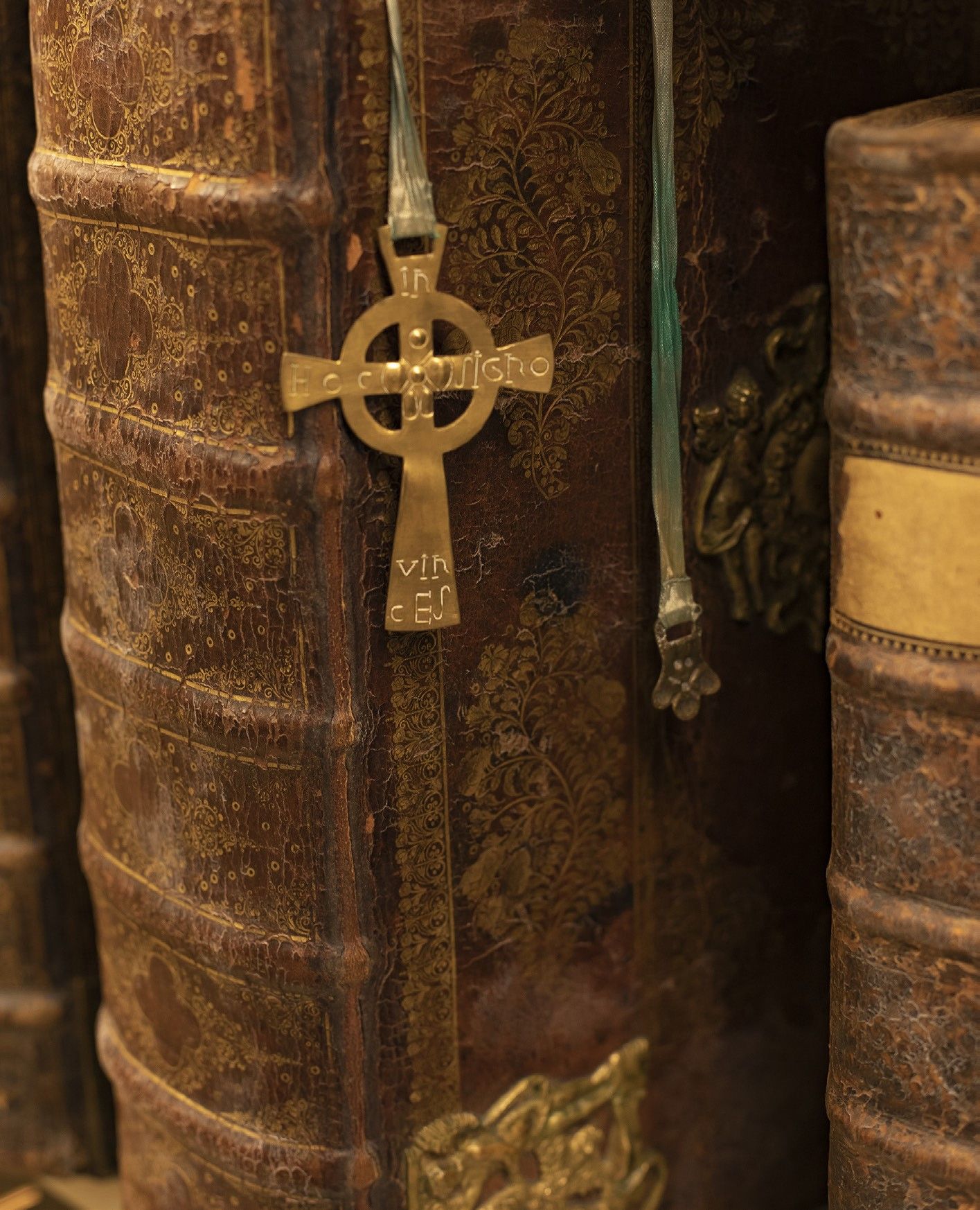 Bokrygg av an läderinbunden bok