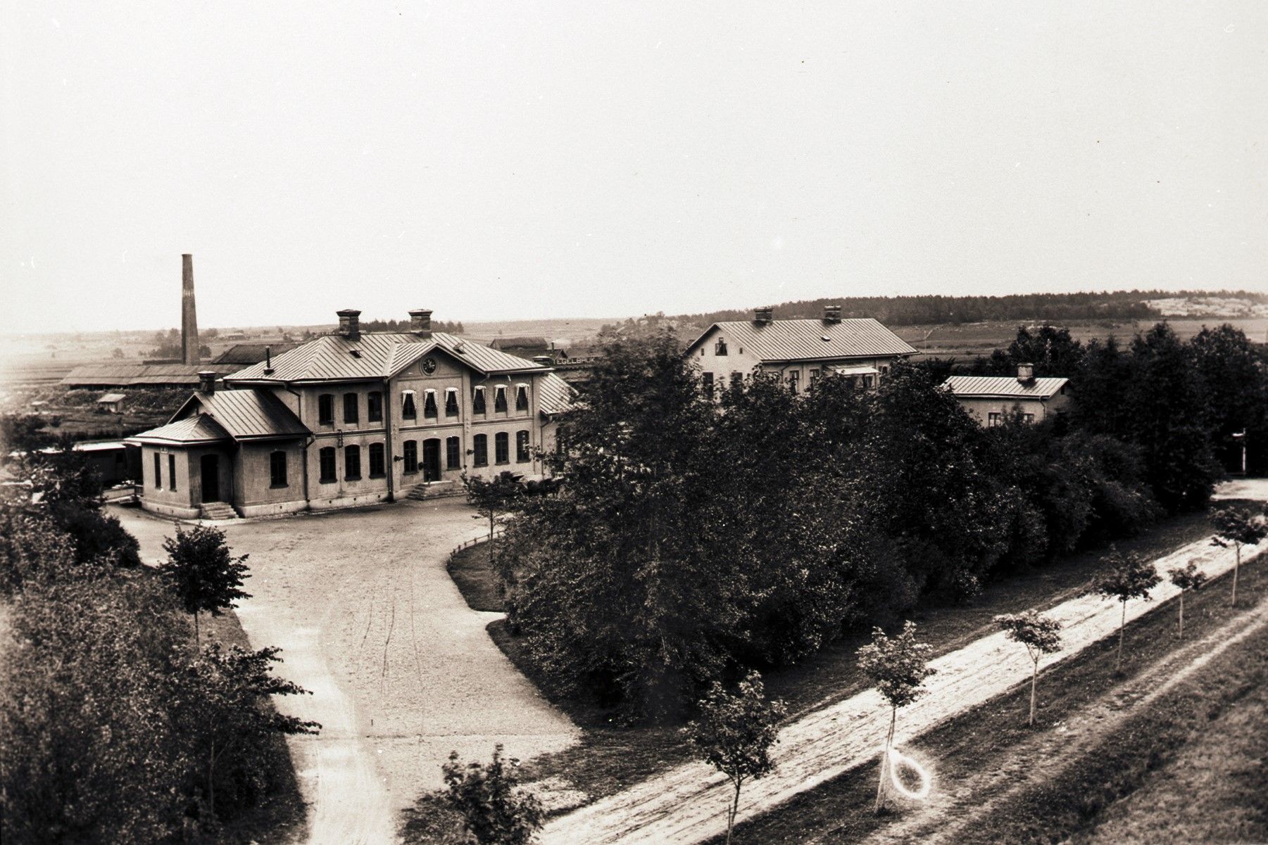 Sepiafotografi av ett stationshus från luften.