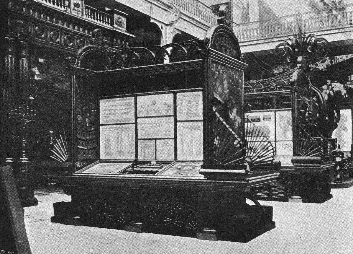 Bilden visar vertikala utställningsväggar med föremål från Fagersta bruk.