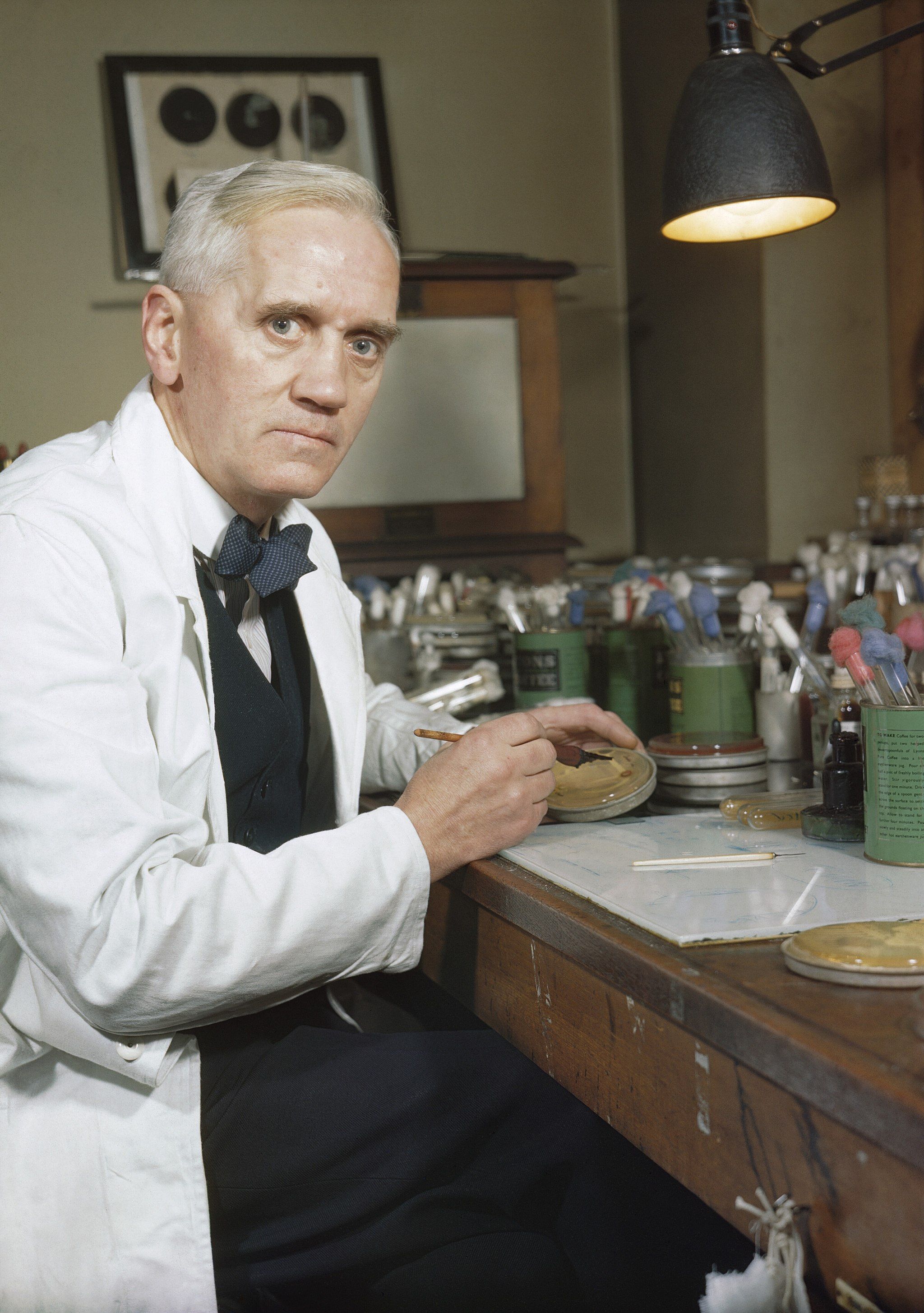 Bild på Alexander Fleming sittandes i ett äldre laboratorium