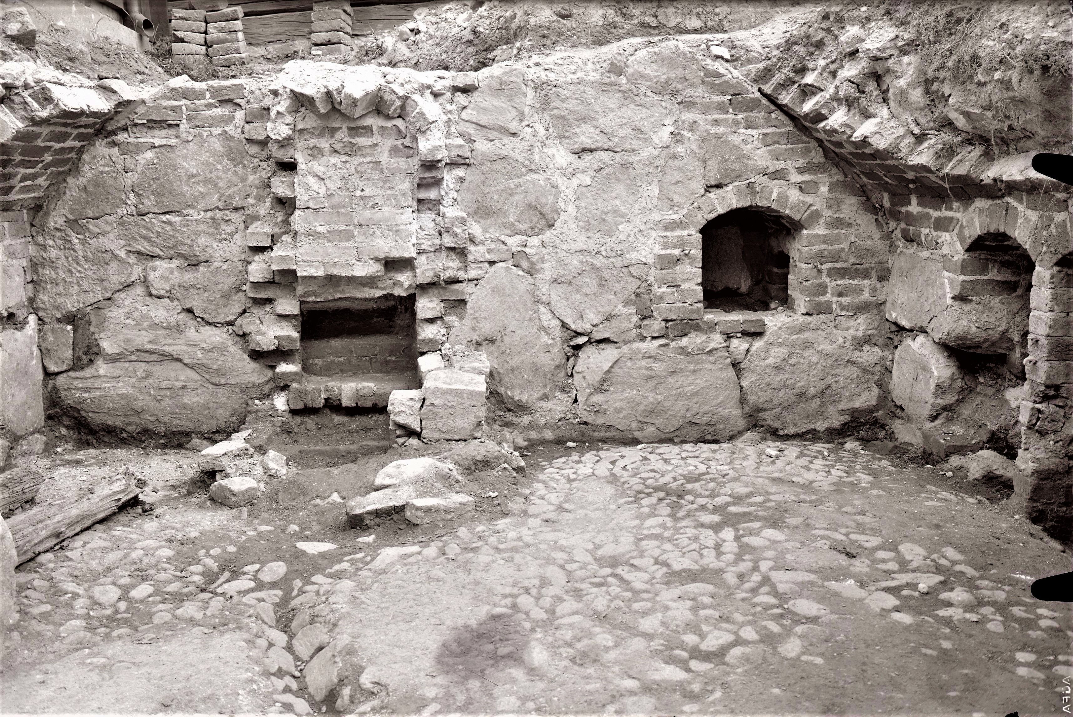 Ruin av medeltida hus.