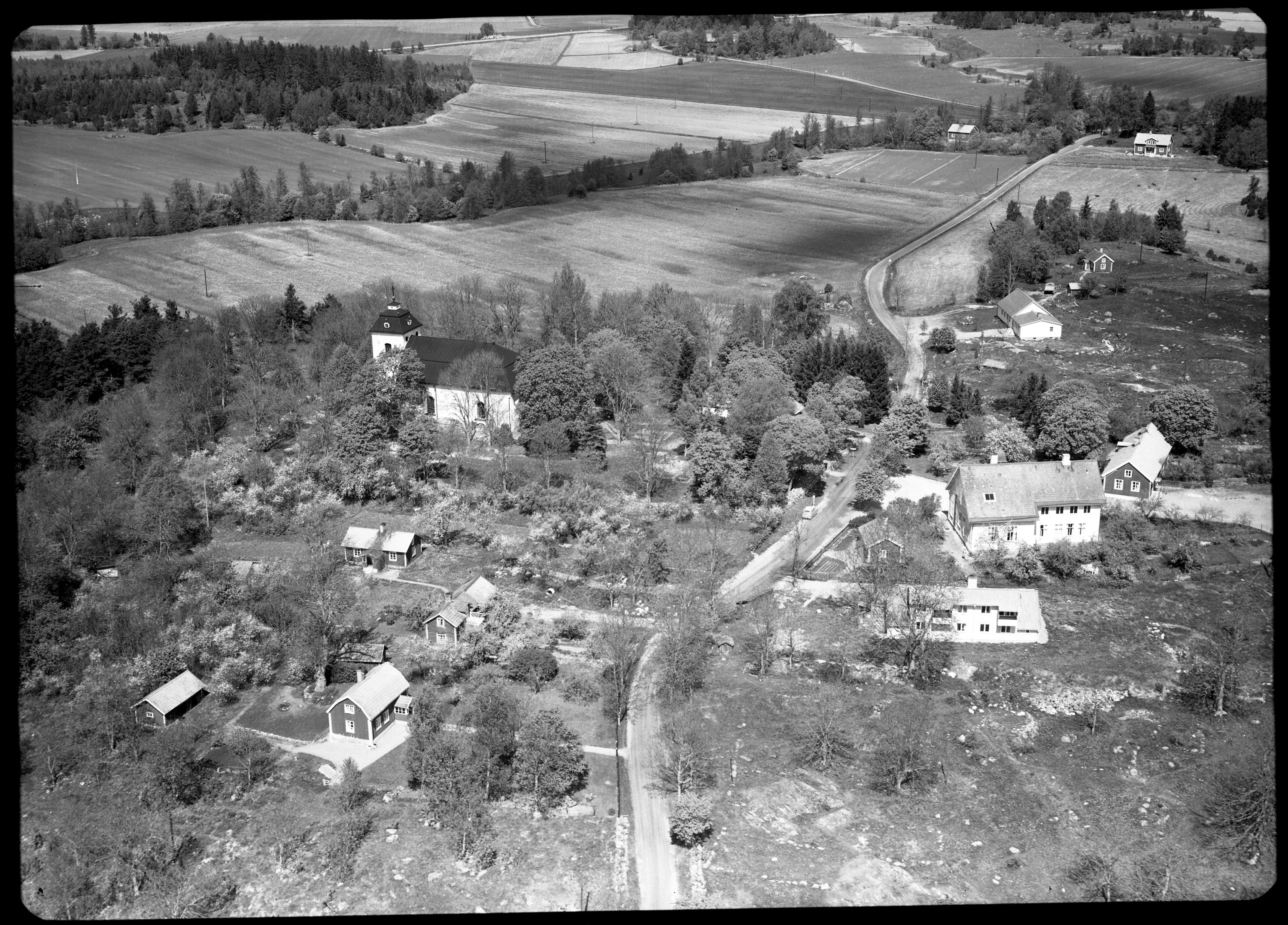 Svartvitt foto, flygbild över Kungsåra kyrka.