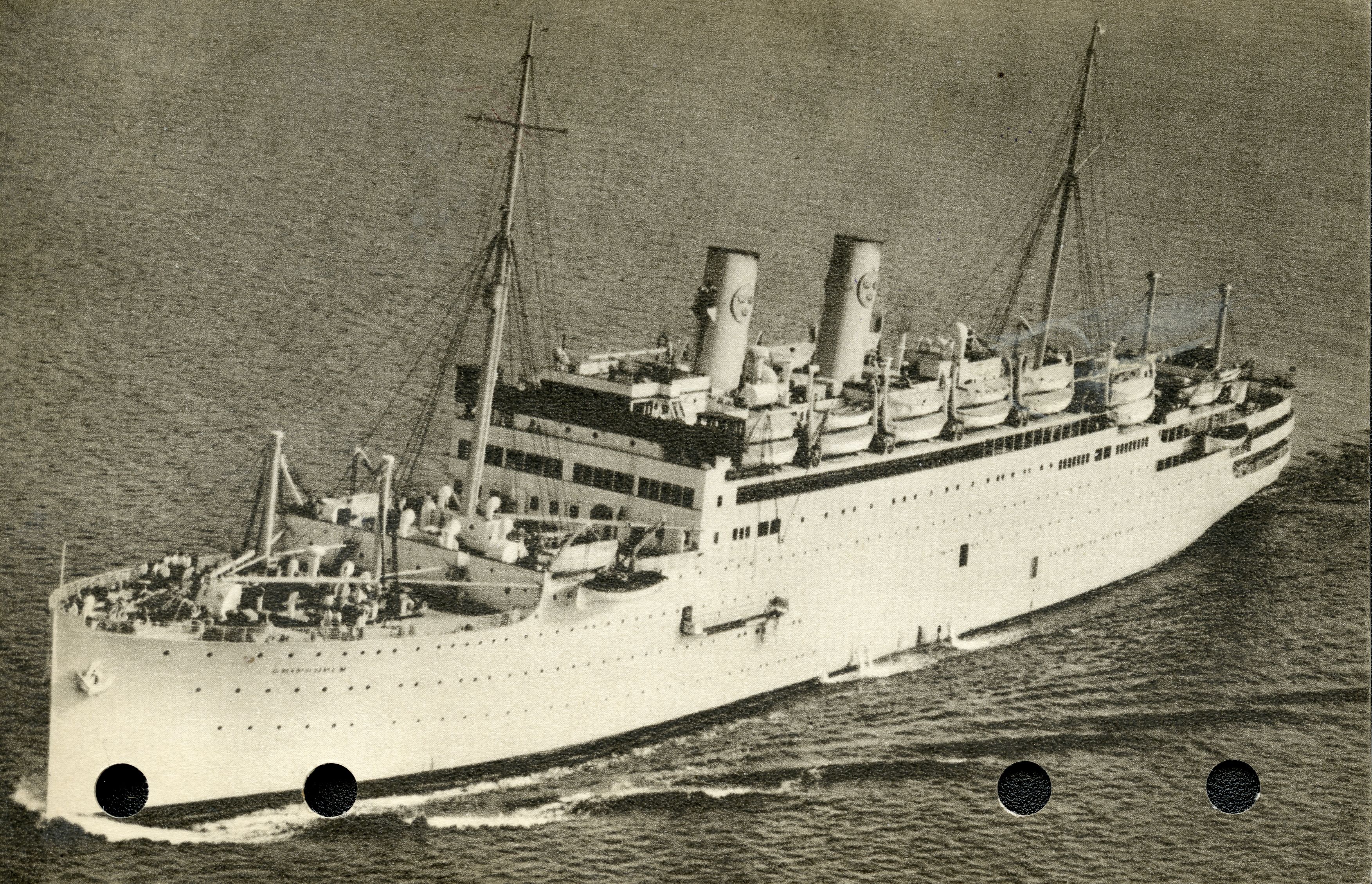 Svartvitt foto av ett passagerarfartyg.