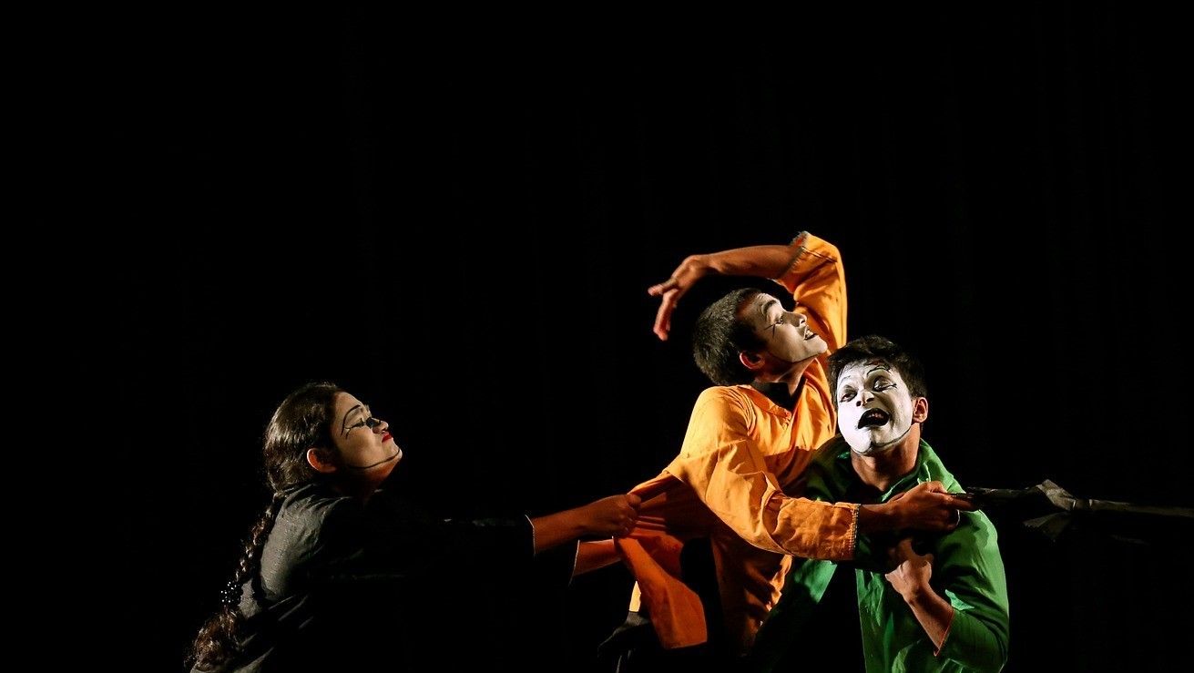 Barn spelar teater