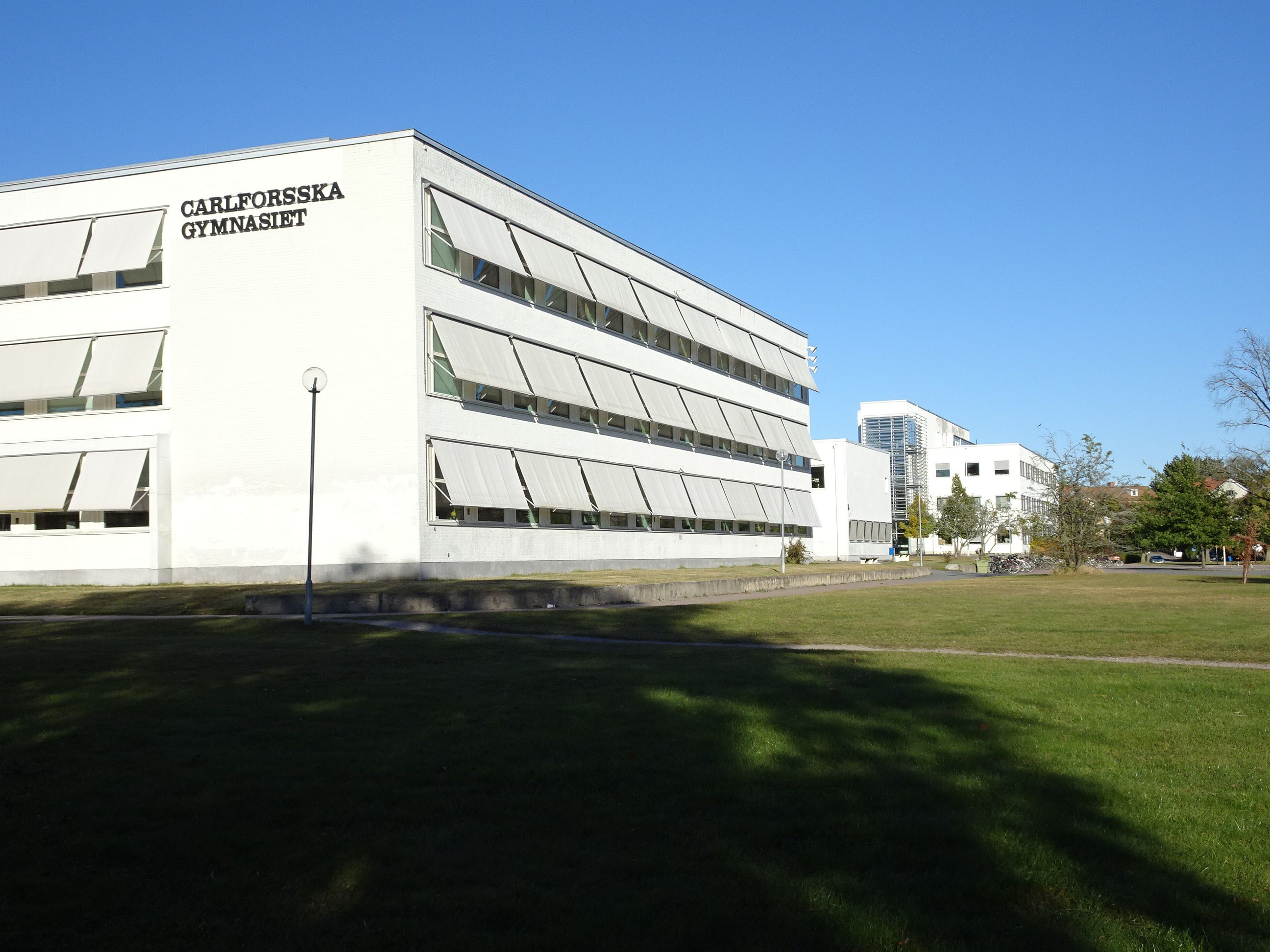 En vit skolbyggnad.