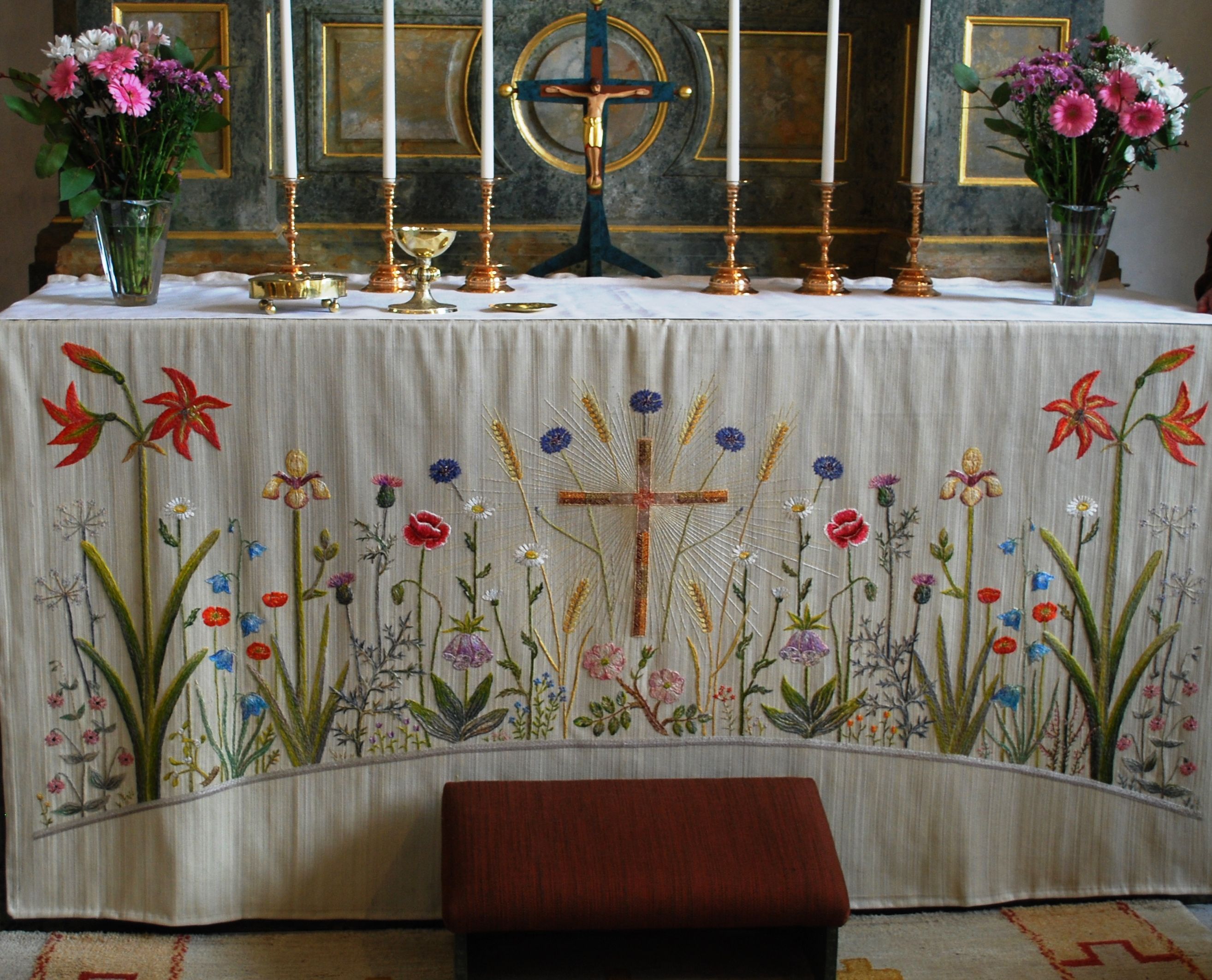 Vitt antepedium med blommor