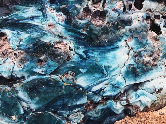 Närbild på slaggtegel i klarblå färg