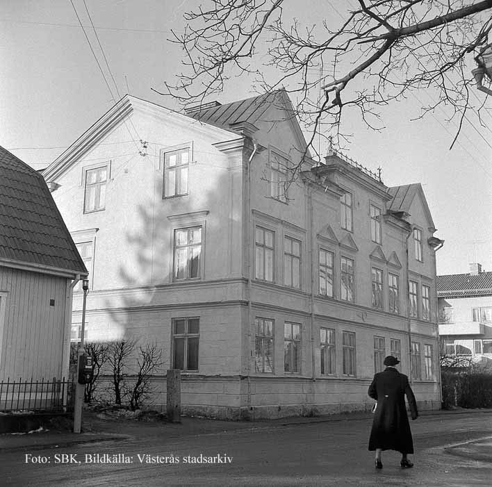Flervåningshus på Blåsbo. Framhus huset promenerar en dam.