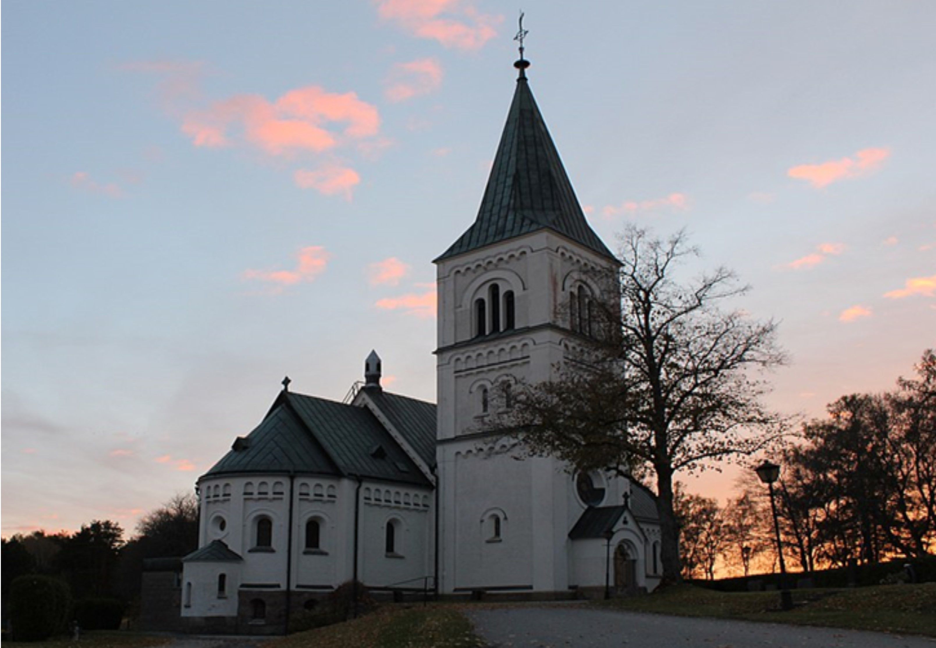 En kyrka mot kvällshimmel.