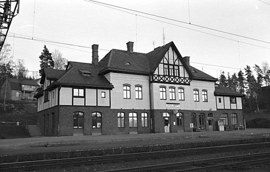 Stationshus på Ängelsbergs station.