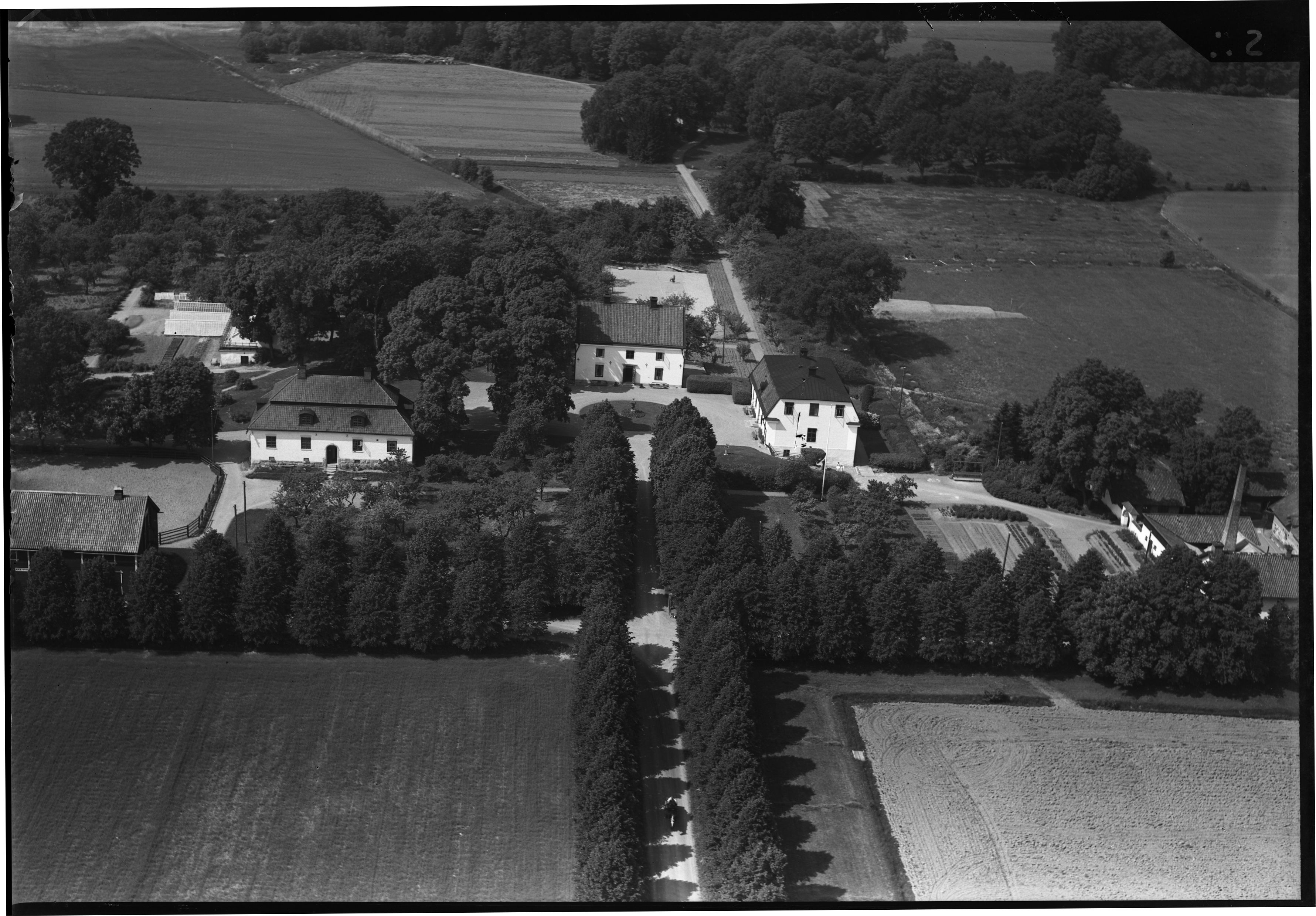 flygfoto över herrgård, allé och åkrar