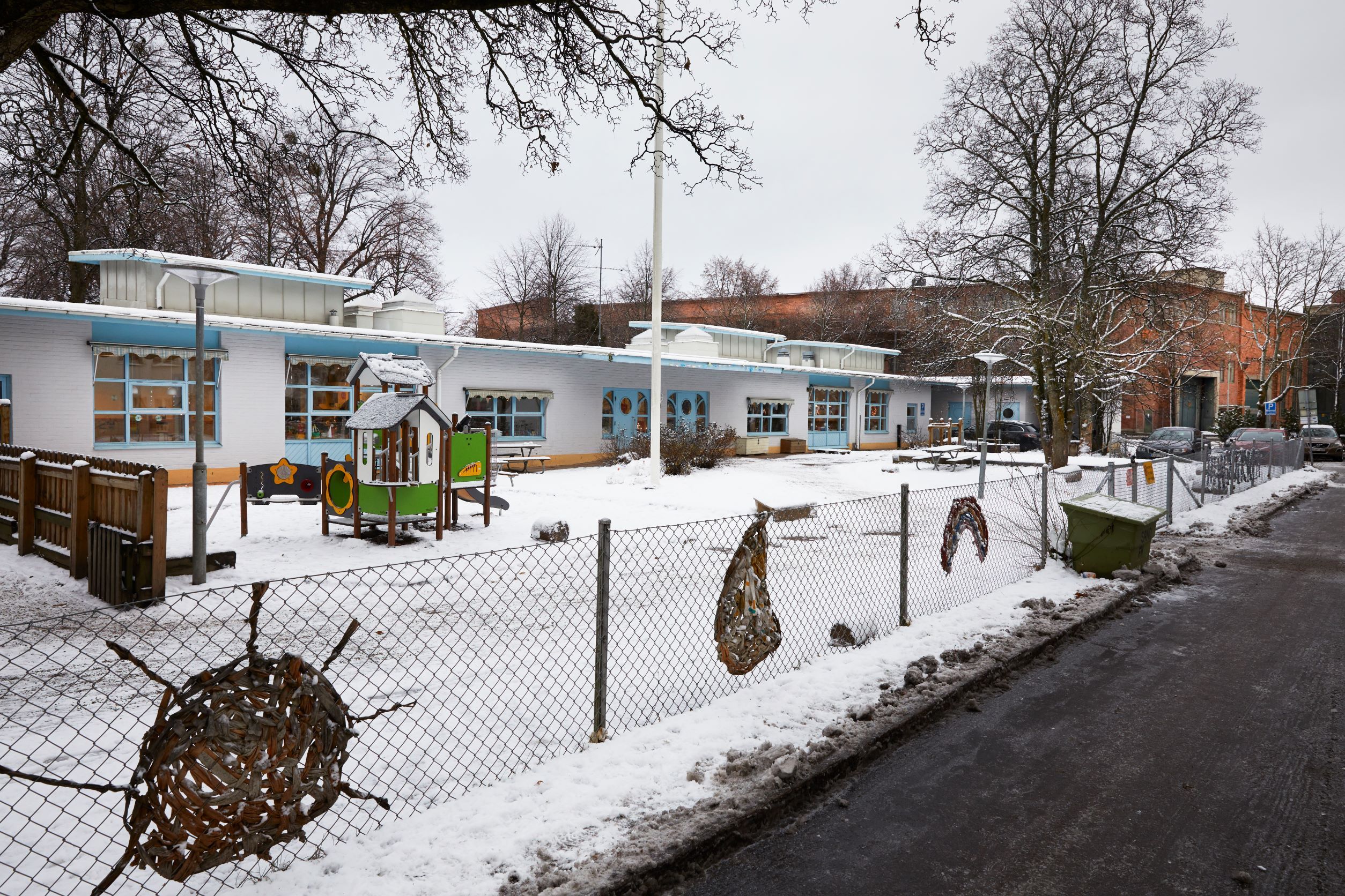 En förskolebyggnad med lekplats.