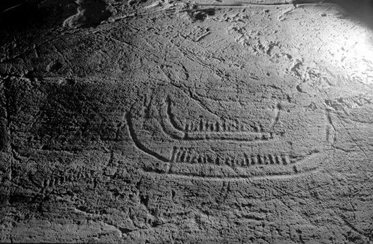 Hällristning med flera bemannade skepp.