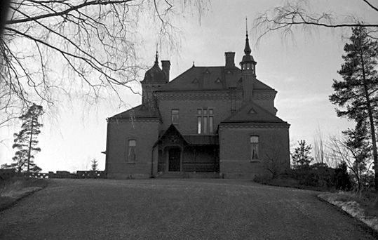 Ett bostadshus på gård Ulvaklev i Ängelsberg.