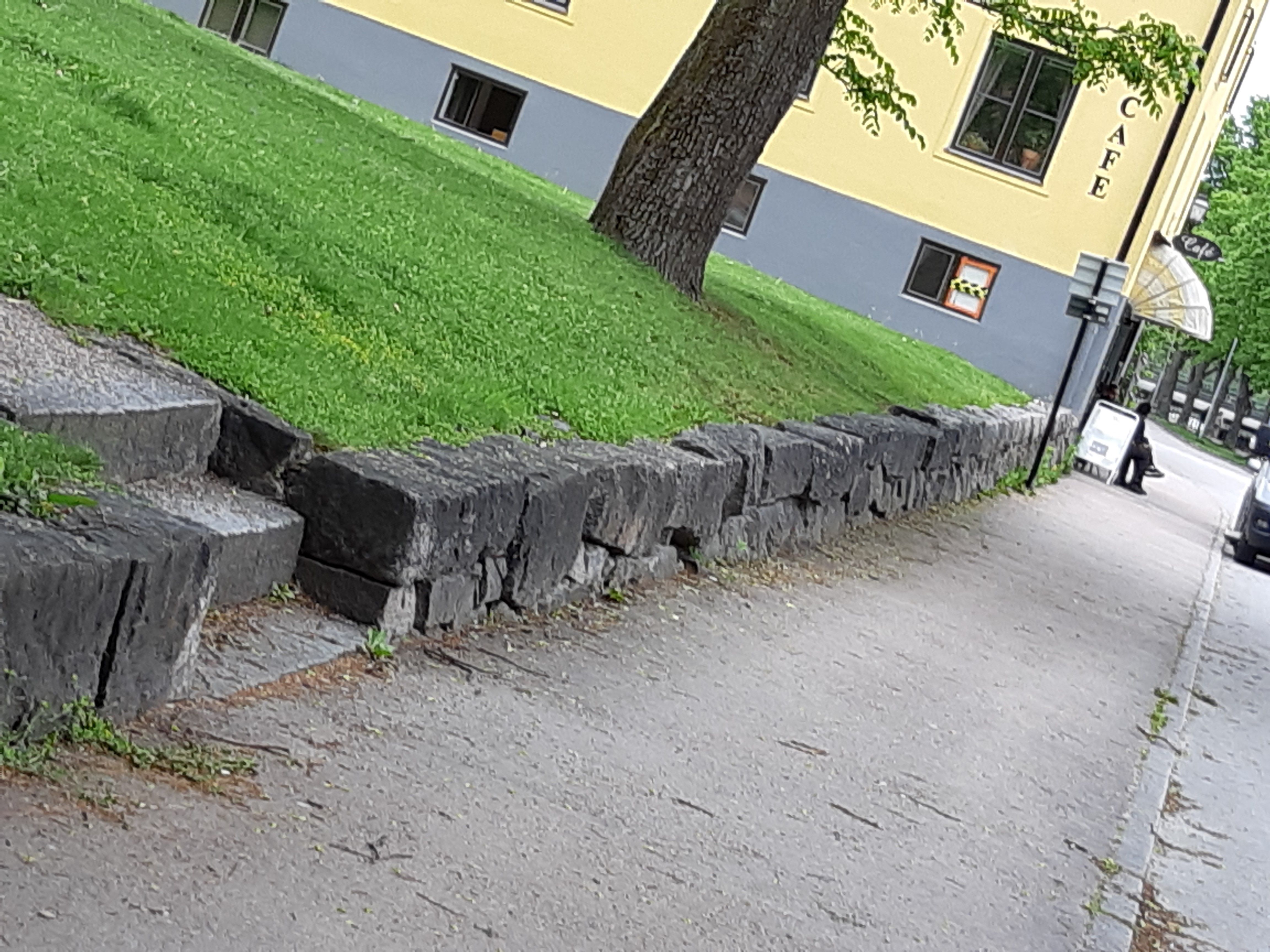 En låg stenmur