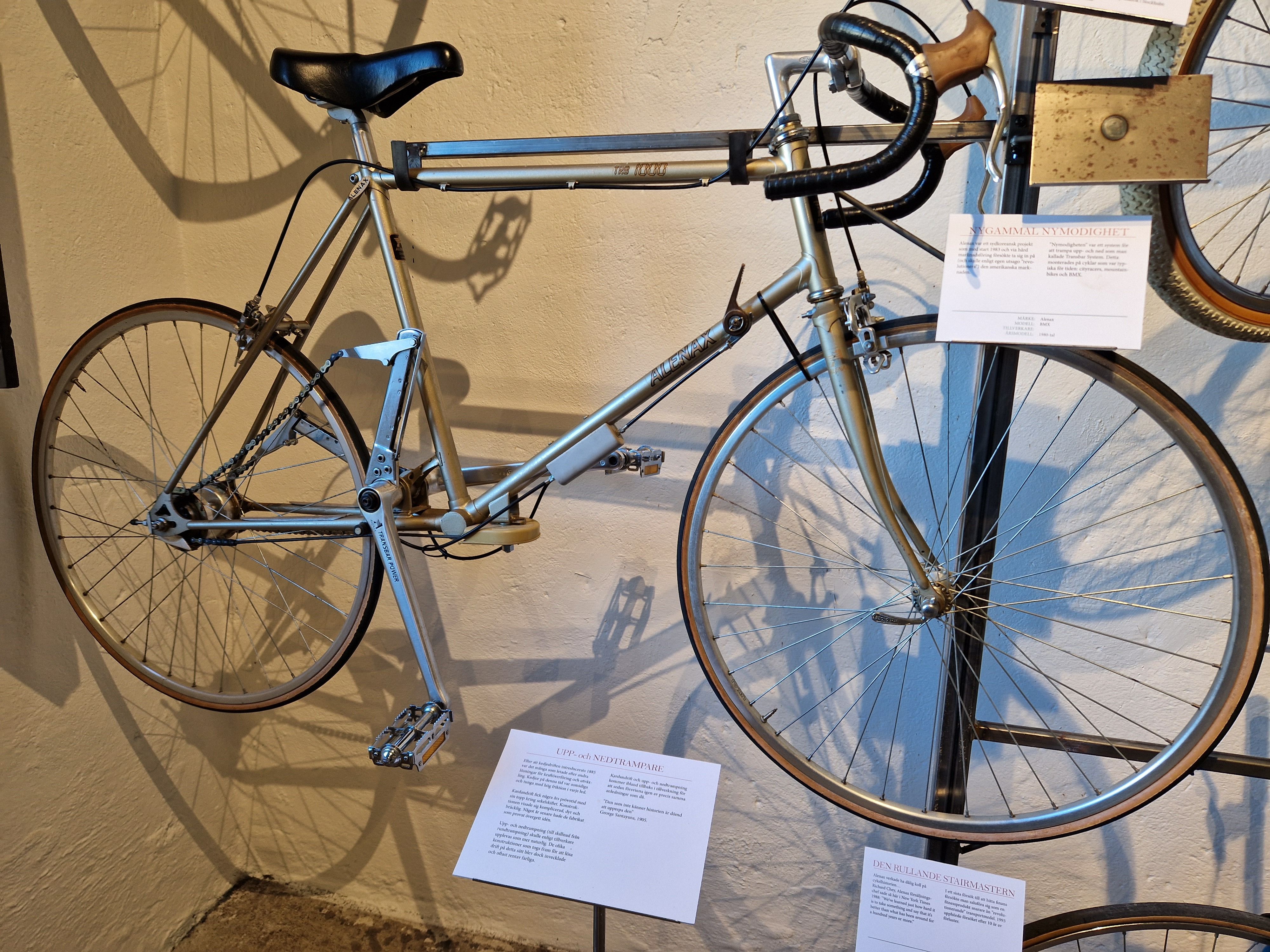 Bilden visar en modern cykel där man inte trampar runt utan upp och ner