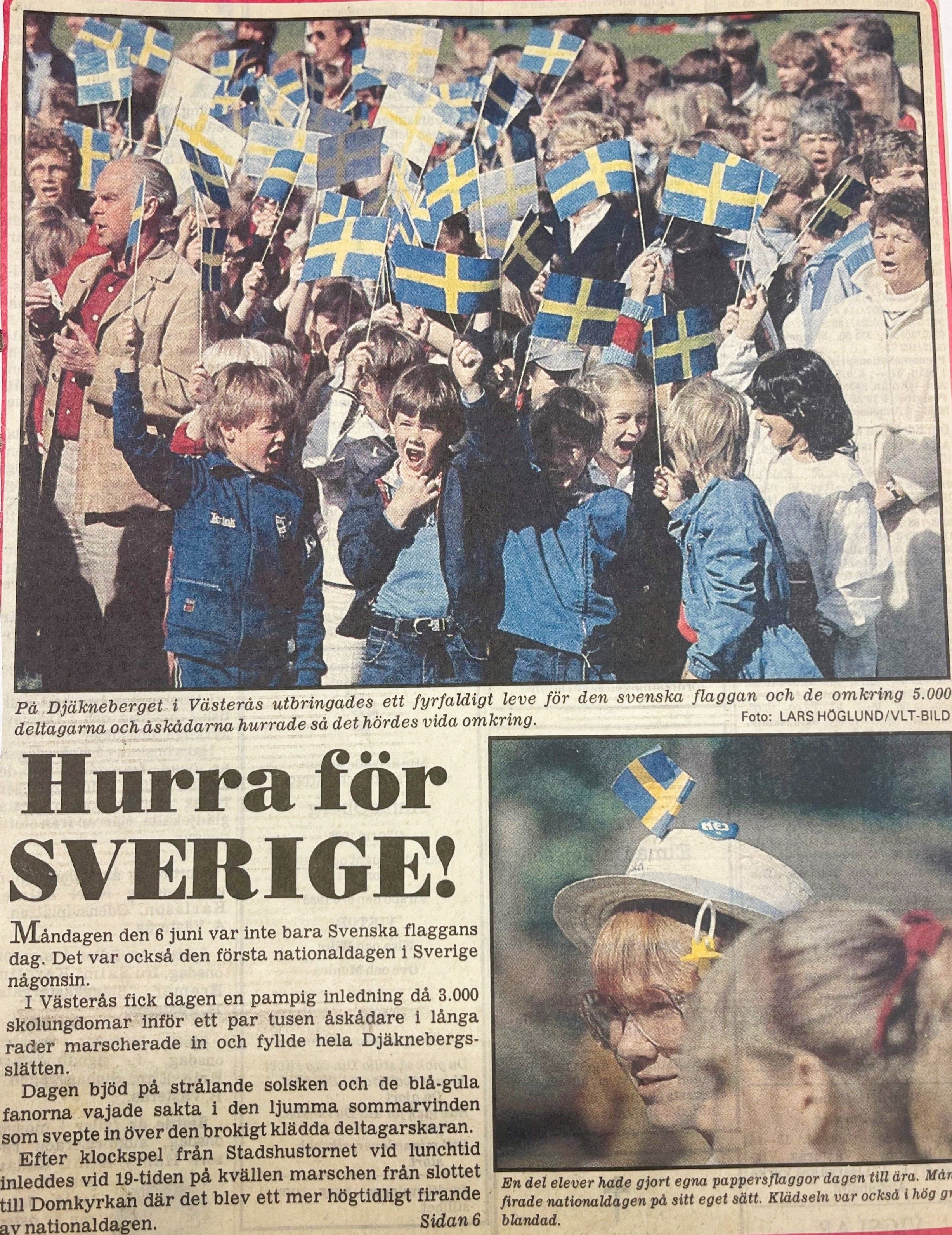 Beskuren bild på löpsedel med text och bild på firande människor med flaggor och rubriken "Hurra för Sverige!"