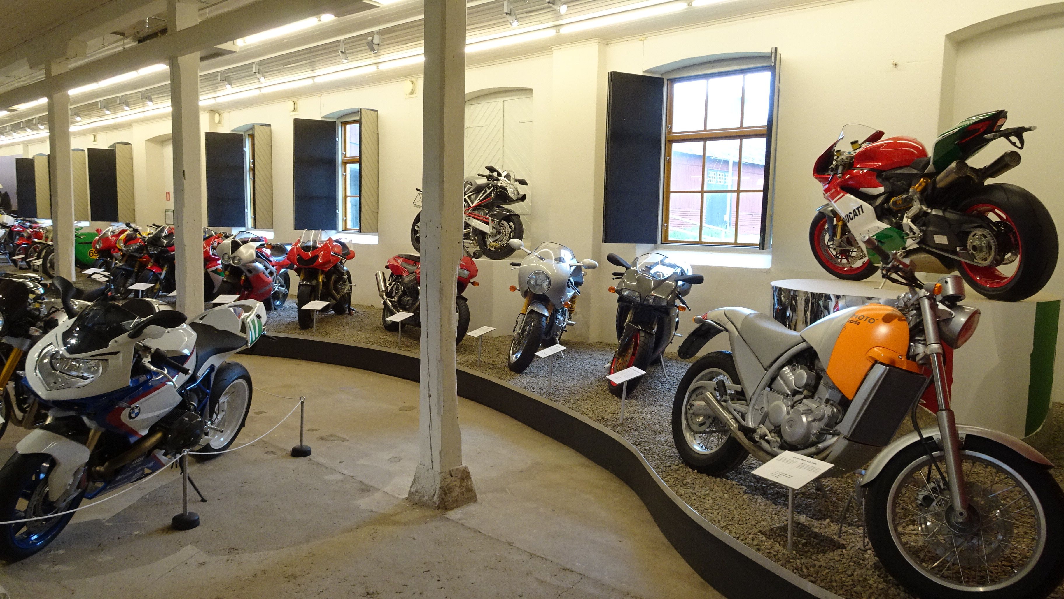 Bilden visar motorcyklar i ett museum.