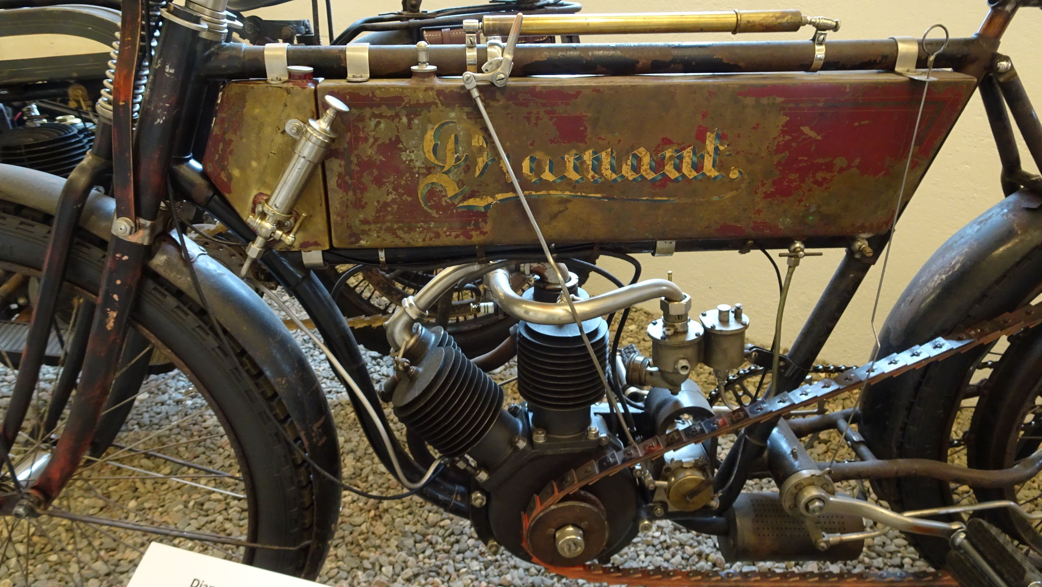 Bilden visar en gammal motorcykel från 1905.