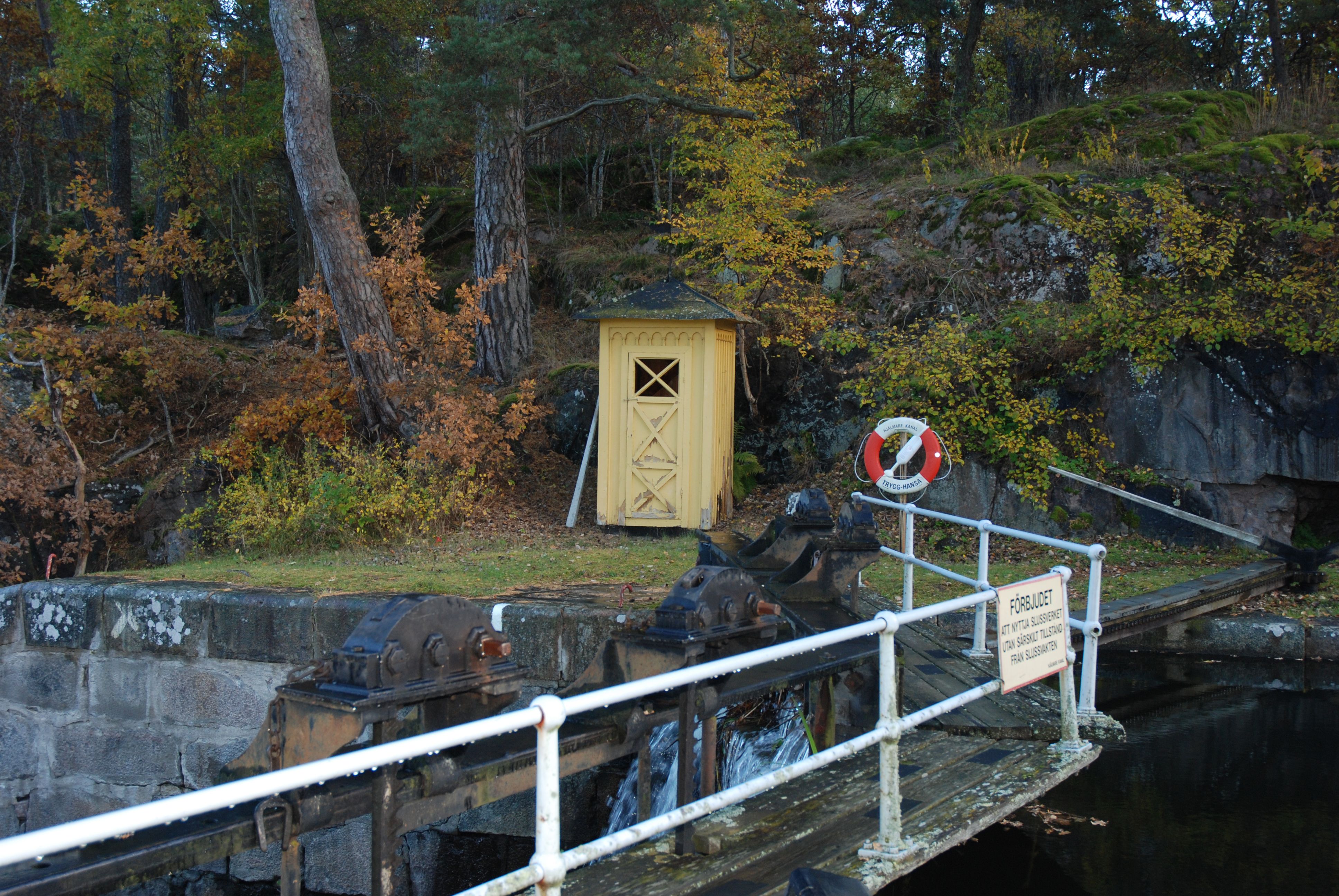 Gul vaktkur vid sluss