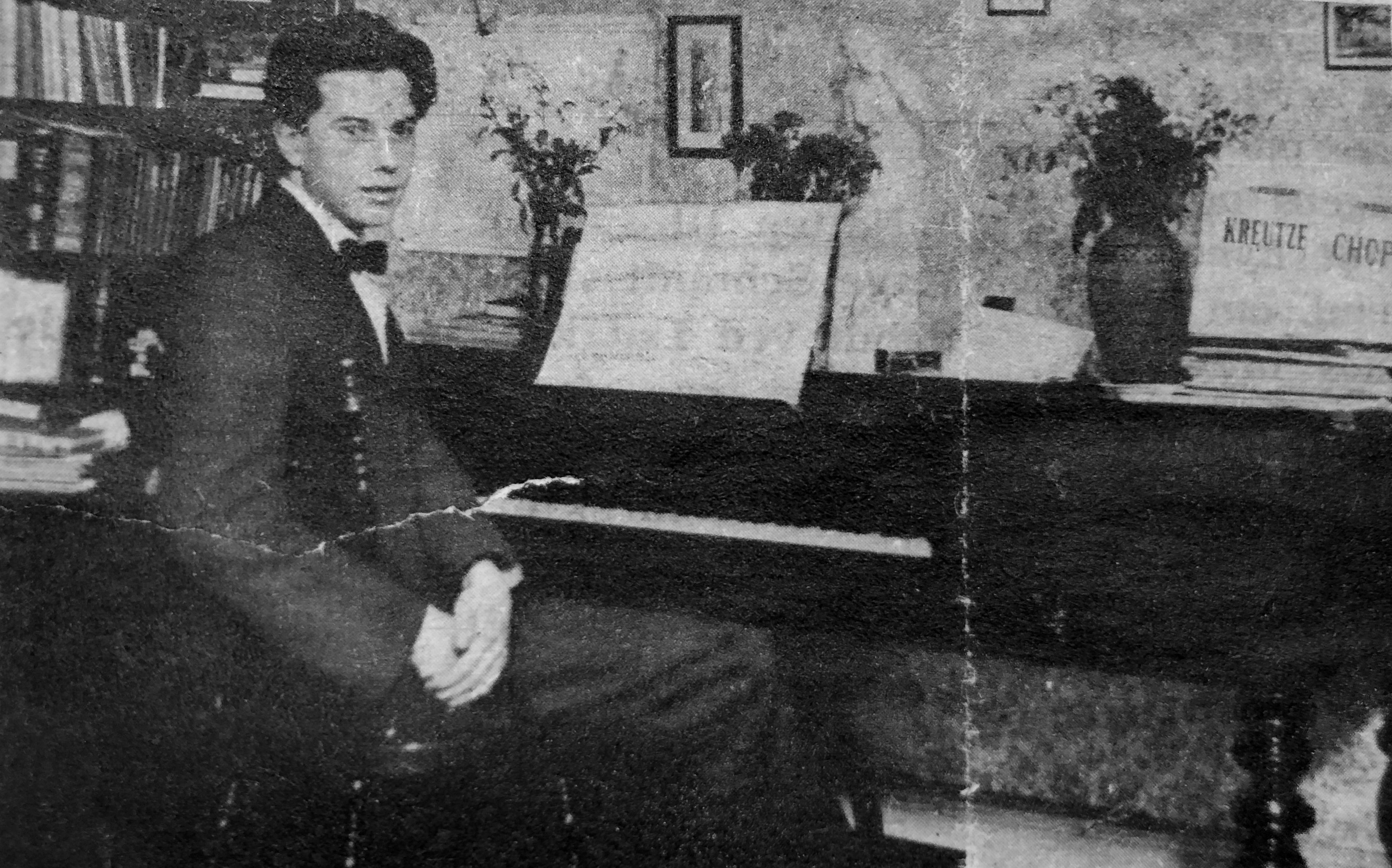 En ung man sitter vid piano.