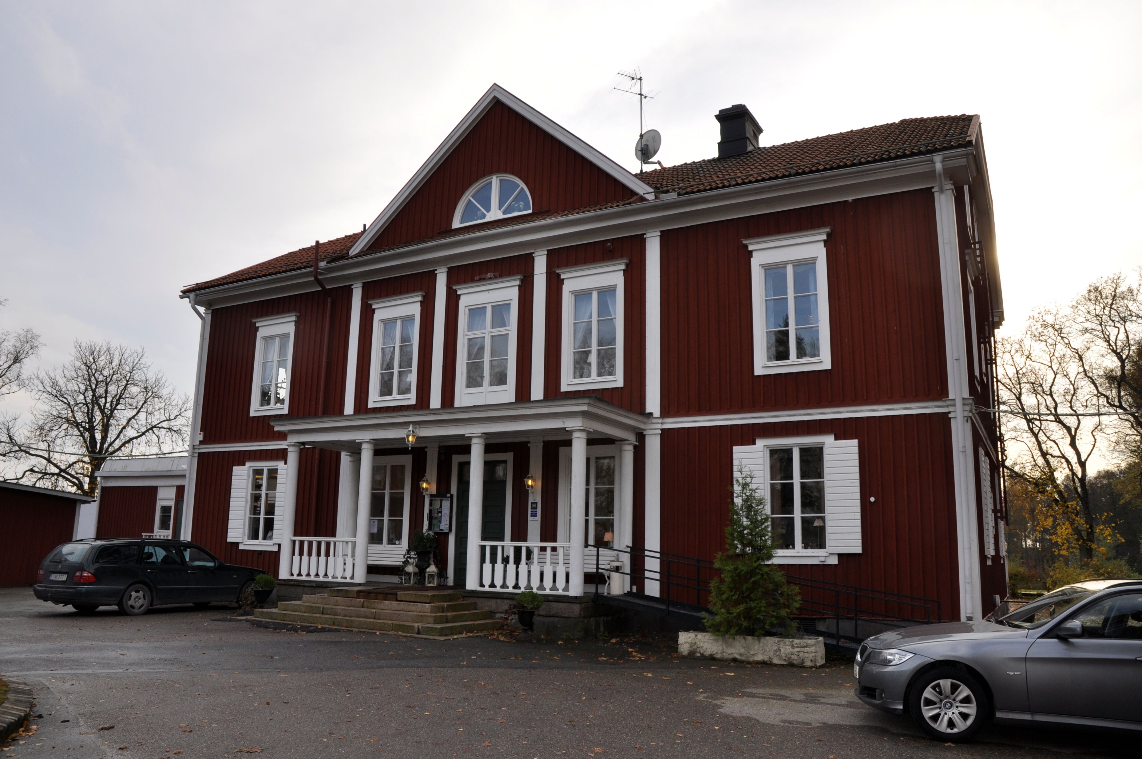 Kolbäcks gästgivaregård. Huvudbyggnad och restaurang.