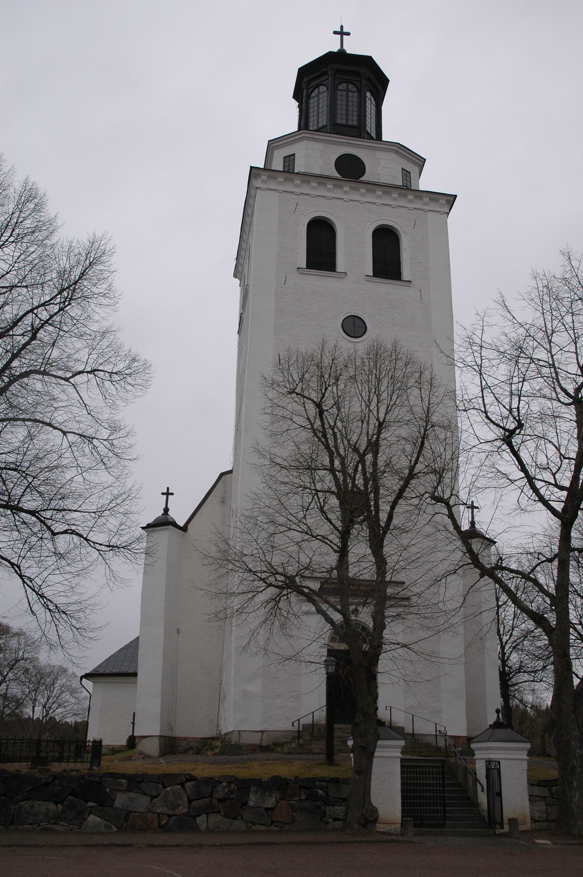 svart vit bild på Dingtuna kyrka